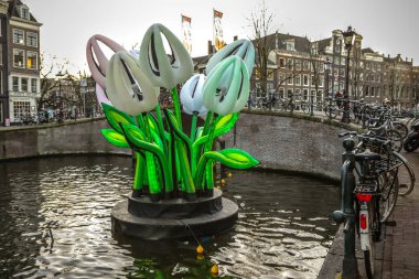 Amsterdam, Hollanda - 10 Ocak 2017: Amsterdam içinde ışık Festivali için ışık teçhizatları Kanallar üzerinde. 10 Ocak 2017 yılında Amsterdam - Hollanda