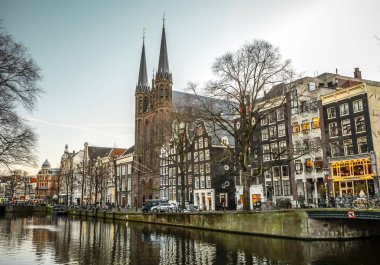 Amsterdam, Hollanda - 28 Aralık 2016: Genel peyzaj görünümlerinde geleneksel Hollanda kilisede 28 Aralık'ta Amsterdam, Hollanda.