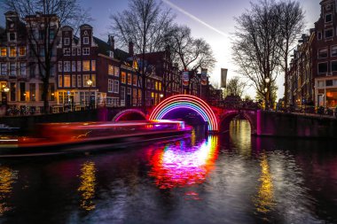 Amsterdam, Hollanda - 10 Ocak 2017: Cruise tekneler acele gece kanallarında. Amsterdam içinde ışık Festivali ışık teçhizatları gece Kanallar üzerinde. 10 Ocak 2017 yılında Amsterdam - Hollanda.