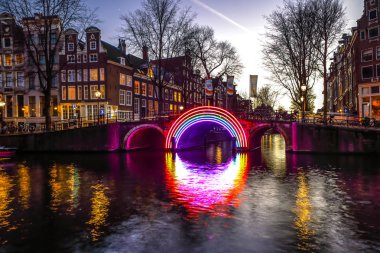 Amsterdam, Hollanda - 10 Ocak 2017: Amsterdam içinde ışık Festivali için ışık teçhizatları gece Kanallar üzerinde. 10 Ocak 2017 yılında Amsterdam - Hollanda
