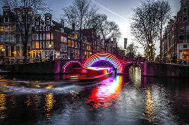 Amsterdam, Hollanda - 10 Ocak 2017: Cruise tekneler acele gece kanallarında. Amsterdam içinde ışık Festivali ışık teçhizatları gece Kanallar üzerinde. 10 Ocak 2017 yılında Amsterdam - Hollanda.