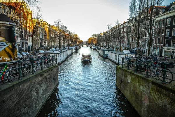 Amsterdam, Nizozemsko - 09 ledna 2017: Sada lodě na vodě v krásný západ slunce. 09 leden 2017 v Amsterdam - Holandsko. — Stock fotografie