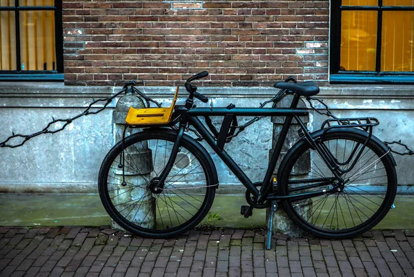 Estacionado en la calle de la ciudad en bicicleta de cerca . — Foto de Stock