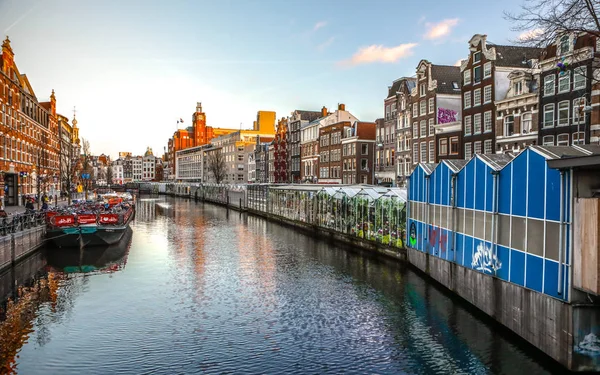 Amsterdam, Niederlande - 10. januar 2017: berühmte vintage buildings & chanels of amsterdam city at sun set. allgemeine Ansicht der Landschaft. 10. januar 2017 - amsterdam - Niederlande — Stockfoto