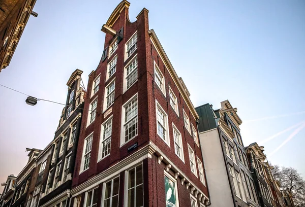 Amsterdam, Holandia - 09 stycznia 2017: Słynny vintage budynków miasta Amsterdam na zachód słońca. Widok ogólny krajobraz o tradycji holenderski architektury. 09 stycznia 2017 - Amsterdam - Holandia — Zdjęcie stockowe