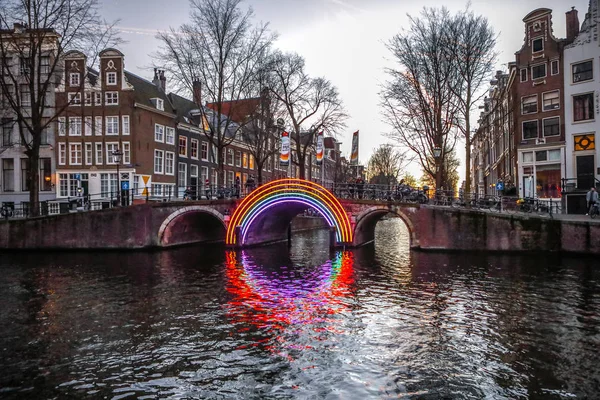 阿姆斯特丹，荷兰-2017 年 1 月 10 日︰ 光夜运河的设施内光节阿姆斯特丹。2017 年 1 月 10 日在阿姆斯特丹-荷兰 — 图库照片