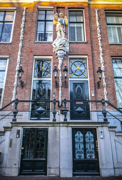 阿姆斯特丹，荷兰-2017 年 1 月 9 日︰ 著名的老式建筑的阿姆斯特丹市在太阳落山。一般的景观，在传统荷兰建筑。2017 年 1 月 9 日-阿姆斯特丹-荷兰 图库图片