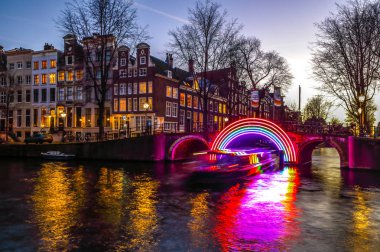 Amsterdam, Hollanda - 10 Ocak 2017: Cruise tekneler acele gece kanallarında. Amsterdam içinde ışık Festivali ışık teçhizatları gece Kanallar üzerinde. 10 Ocak 2017 yılında Amsterdam - Hollanda.