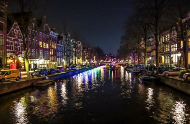 Amsterdam, Hollanda - 11 Ocak 2017: yolcu tekne hareket ile güzel bir gece şehir Amsterdam kanalları. 11 Ocak 2017 yılında Amsterdam - Hollanda.