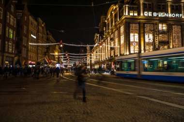 Amsterdam, Hollanda - 08 Ocak 2017: Amsterdam şehir gece sokakları farklı taşıma ve siluetleri geçenler hareket ile. 08 Ocak 2017 yılında Amsterdam - Hollanda.