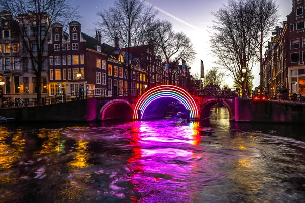 AMSTERDAM, PAÍSES BAJOS - 10 DE ENERO DE 2017: Instalaciones de luz en los canales nocturnos de Ámsterdam dentro del Festival de la Luz. 10 de enero de 2017 en Amsterdam - Países Bajos — Foto de Stock