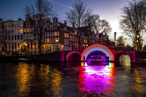 阿姆斯特丹，荷兰-2017 年 1 月 10 日︰ 巡航船冲在晚上运河。在夜晚运河阿姆斯特丹内光节日的灯光设施。2017 年 1 月 10 日在阿姆斯特丹-荷兰. — 图库照片