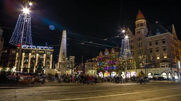 Amszterdam, Hollandia - 2017. január 08.: Éjszakai utcáin amszterdami, a homályos sziluettek a járókelő a 2017. január 08.-Amszterdam - Hollandia — Stock Fotó