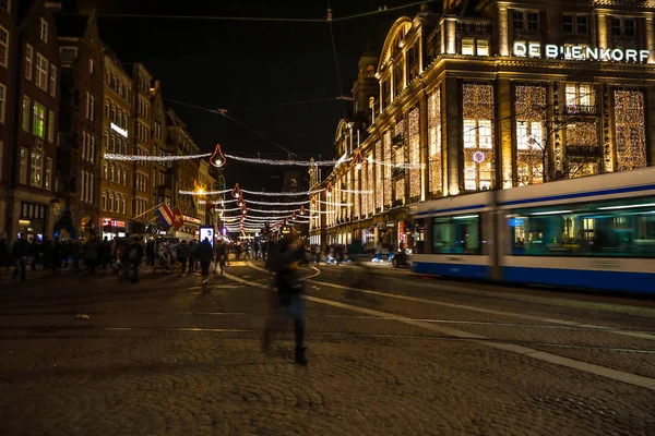 AMSTERDAM, PAYS-BAS - 08 JANVIER 2017 : Amsterdam ville rues nocturnes avec différents types de transport mobile & silhouettes de passants. 08 janvier 2017 à Amsterdam - Pays-Bas . — Photo