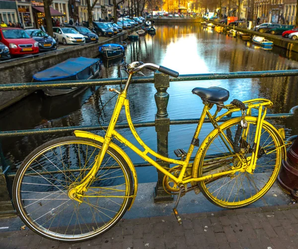 Parkerade i staden gatan cykel närbild. — Stockfoto