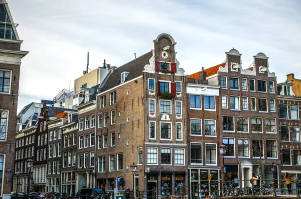 Amsterdam, Holandia - 09 stycznia 2017: Słynny vintage budynków miasta Amsterdam na zachód słońca. Widok ogólny krajobraz o tradycji holenderski architektury. 09 stycznia 2017 - Amsterdam - Holandia — Zdjęcie stockowe