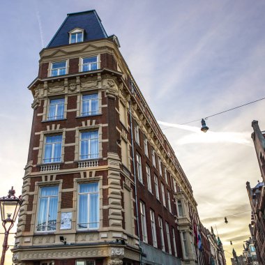 Amsterdam, Hollanda - 09 Ocak 2017: Amsterdam city sun set adlı ünlü vintage binalar. Gelenek Hollandalı mimari genel peyzaj manzaraya. 09 Ocak 2017 - Amsterdam - Hollanda