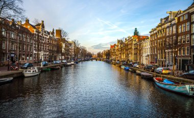 Amsterdam, Hollanda - 10 Ocak 2017: Ünlü vintage binalar ve Amsterdam city sun set adlı kanalları. Genel manzara görünümü. 10 Ocak 2017 - Amsterdam - Hollanda