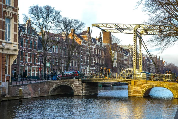 Amsterdam, Nizozemsko - 08 ledna 2017: Staré tradiční holandské most ve městě kanál close-up na 08 ledna 2017 v Amsterdam - Nizozemsko. — Stock fotografie