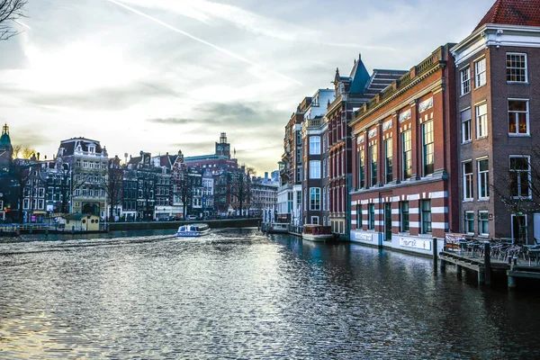 АМСТЕРДАМ, НИДЕРЛАНДЫ - 10 ЯНВАРЯ 2017 года: знаменитые старинные здания и чанели Амстердама на закате солнца. Общий вид пейзажа. Январь 10, 2017 - Амстердам - Нидерланды — стоковое фото