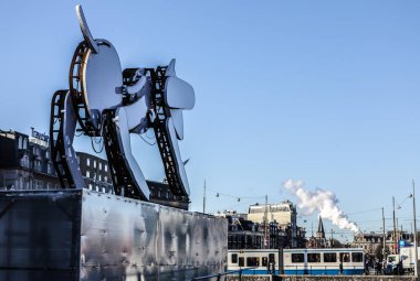 Amsterdam, Hollanda - 17 Ocak 2017: Amsterdam şehir merkezinin ünlü heykeller. Genel peyzaj görünümünü şehir anıtlar ve aletler ve otomotik makinalar. 17 Ocak 2017 yılında Amsterdam - Hollanda.