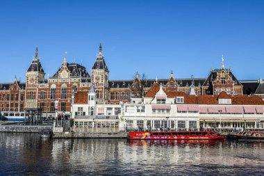 Amsterdam, Hollanda - 17 Aralık 2017: Ünlü binalar ve güneş, Amsterdam şehir merkezinin yer saatini ayarlayın. Genel manzara görünümü. 17 Aralık 2016 - Amsterdam - Hollanda.