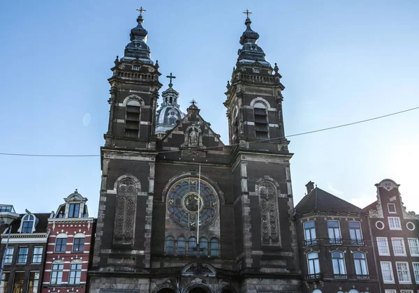 Amsterdam, Nederland - 17 januari 2017: Algemene landschap weergaven in traditionele Nederlandse kerk op 17 januari, 2017 in Amsterdam, Nederland. — Stockfoto