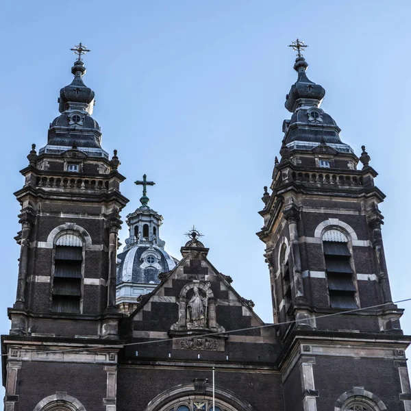 Amsterdam, Holandia - 17 stycznia 2017 roku: Ogólny krajobraz i widoki w tradycyjnego holenderskiego Kościoła na 17 stycznia 2017 w Amsterdam, Holandia. — Zdjęcie stockowe