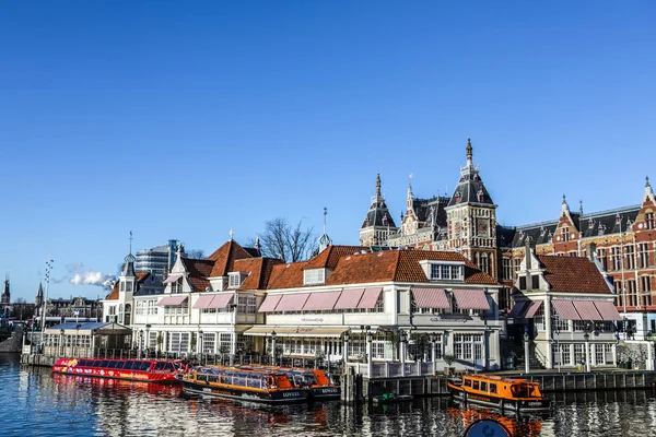 Amsterdam, Nizozemsko - 17 prosince 2017: Slavných budov a místo centra Amsterdamu na slunce nastavit čas. Pohled na obecné krajiny. 17. prosince 2016 - Amsterdam - Nizozemsko. — Stock fotografie