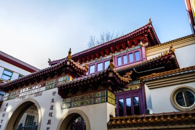 Amsterdam, Hollanda - 17 Aralık 2017: Ünlü binalar ve güneş, Amsterdam şehir merkezinin yer saatini ayarlayın. Genel manzara görünümü. 17 Aralık 2016 - Amsterdam - Hollanda.