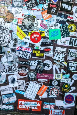 Amsterdam, Hollanda - 17 Ocak 2017: Street duvar çok sayıda çok renkli çıkartmalar 17 Ocak Amsterdam, Hollanda kaplı. 