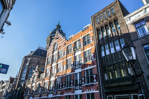 암스테르담, 네덜란드-12 월 17 일, 2017: 유명한 건물 및 태양에서 암스테르담 시내 중심가의 시간을 설정합니다. 일반적인 풍경 볼 수 있습니다. 12 월 17 일, 2016-암스테르담-네덜란드. — 스톡 사진
