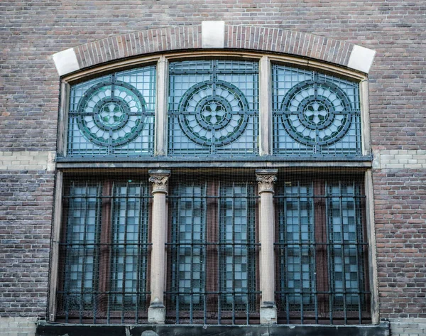 Staré holandské kostelní okno detail. — Stock fotografie