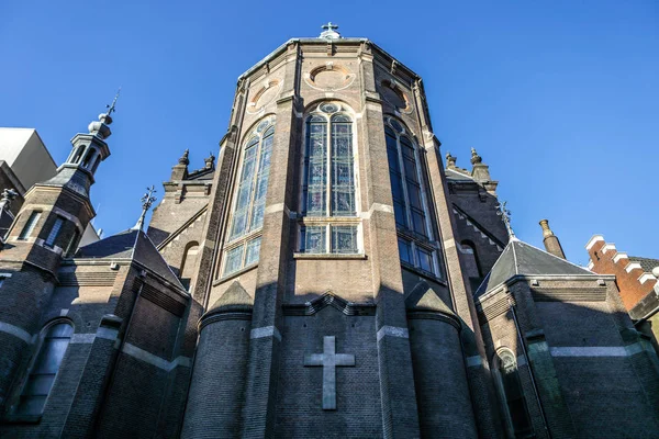 Amsterdam, Nederland - 17 januari 2017: Algemene landschap weergaven in traditionele Nederlandse kerk op 17 januari, 2017 in Amsterdam, Nederland. — Stockfoto