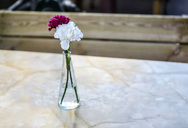 Prosty kwiaty w tabeli taras. — Zdjęcie stockowe