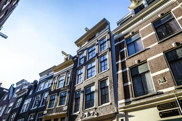 阿姆斯特丹，荷兰-2017 年 12 月 17 日︰ 著名的建筑物和阿姆斯特丹市中心在太阳的地方设置时间。一般的风景。2016 年 12 月 17 日-阿姆斯特丹-荷兰. — 图库照片