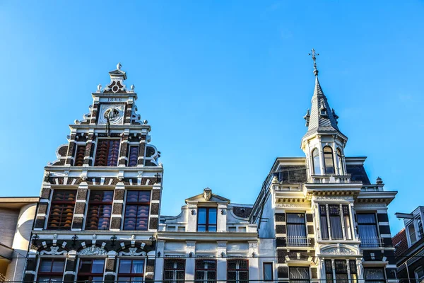 AMSTERDAM, NETHERLANDS - DECEMBER 17, 2017: Famous buildings and place of Amsterdam city centre at sun set time. General landscape view. December 17, 2016 - Amsterdam - Netherlands. — Stock Photo, Image