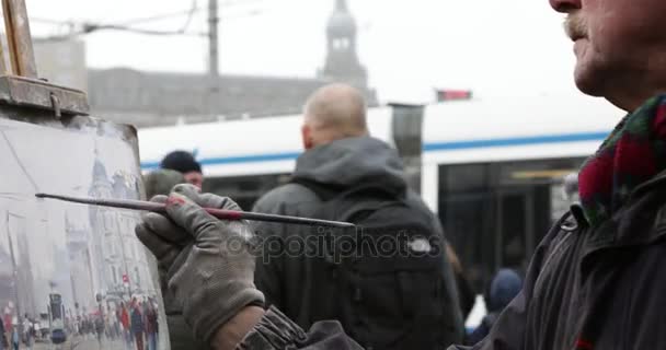 Amszterdam, Hollandia - 2016. December 30.: Utcai művész felhívja a kép állandó tömeg a járókelő. 4k videóinak. 2016. december 30. - Amszterdam - Hollandia. — Stock videók