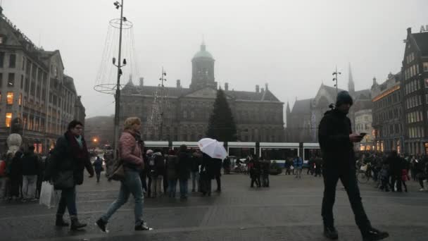 AMSTERDÃO, PAÍSES BAIXOS - JANEIRO 08, 2017: Amsterdam city streets with passersby & different kinds moving transport. 08 de janeiro de 2017 em Amsterdam - Países Baixos . — Vídeo de Stock