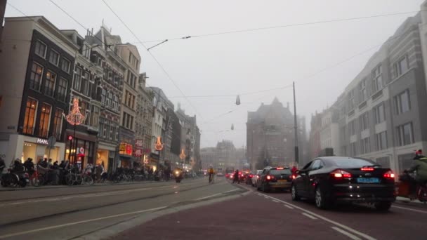 Amsterdam, Nederland - 09 januari 2017: Amsterdam stad weg met bewegende vervoer op spitsuur. Slow Motion Video. 09 januari 2017 in Amsterdam - Nederland. — Stockvideo