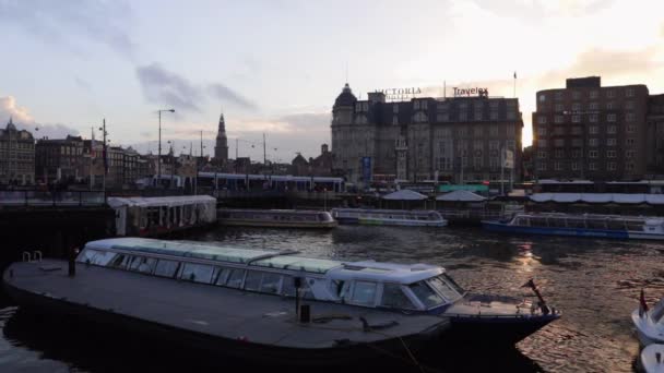 Amsterdam, Nizozemsko - 10 ledna 2017: Slavných historických budov & chanels Amsterdam city na západ slunce. Pohled na obecné krajiny. Zpomalené Video o 10 ledna 2017 v Amsterdam - Nizozemsko. — Stock video