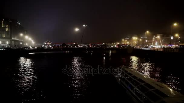 AMSTERDAM, PAÍSES BAJOS - 12 DE ENERO DE 2017: Instalaciones de luz en los canales nocturnos de Ámsterdam dentro del Festival de la Luz. Vídeo en cámara lenta. 12 de enero de 2017 en Amsterdam - Países Bajos . — Vídeo de stock