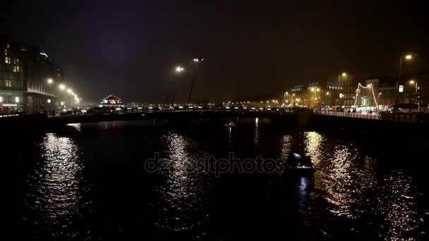 AMSTERDÃO, PAÍSES BAIXOS - JANEIRO 12, 2017: Instalações de luz em canais noturnos de Amsterdam dentro do Light Festival. Vídeo de Movimento Lento. 12 de janeiro de 2017 em Amsterdam - Países Baixos . — Vídeo de Stock