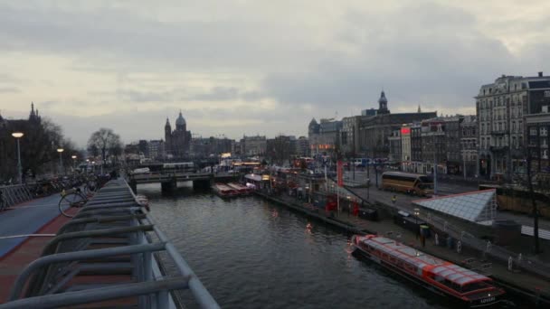 Amsterdam, Nederland - 10 januari 2017: Beroemde vintage gebouwen & chanels van Amsterdam stad bij zonsondergang. Algemene landschapsmening. Slow Motion Video op 10 januari 2017 in Amsterdam - Nederland. — Stockvideo