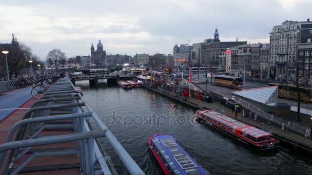 Amsterdam, Nizozemsko - 10 ledna 2017: Slavných historických budov & chanels Amsterdam city na západ slunce. Pohled na obecné krajiny. Zpomalené Video o 10 ledna 2017 v Amsterdam - Nizozemsko. — Stock video