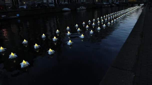 阿姆斯特丹，荷兰-2017 年 1 月 12 日︰ 光夜运河的设施内光节阿姆斯特丹。慢动作视频。2017 年 1 月 12 日在阿姆斯特丹-荷兰. — 图库视频影像