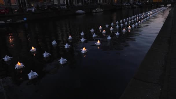 Άμστερνταμ, Ολλανδία - 12 Ιανουαρίου 2017: Φως εγκαταστάσεις σε νύχτα κανάλια του Άμστερνταμ στο πλαίσιο του Φεστιβάλ του φωτός. Βίντεο αργής κίνησης. 12 Ιανουαρίου 2017 στο Αμστερνταμ - Ολλανδία. — Αρχείο Βίντεο
