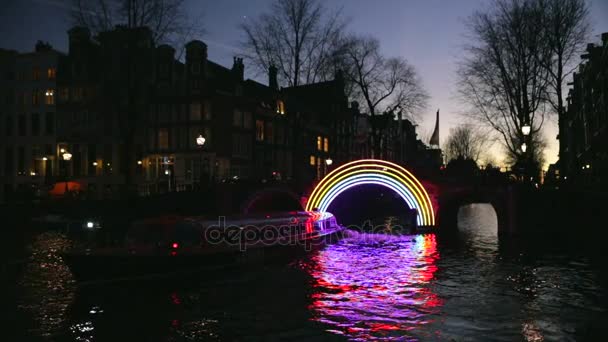 AMSTERDAM, PAÍSES BAJOS - 12 DE ENERO DE 2017: Instalaciones de luz en los canales nocturnos de Ámsterdam dentro del Festival de la Luz. Vídeo en cámara lenta. 12 de enero de 2017 en Amsterdam - Países Bajos . — Vídeo de stock