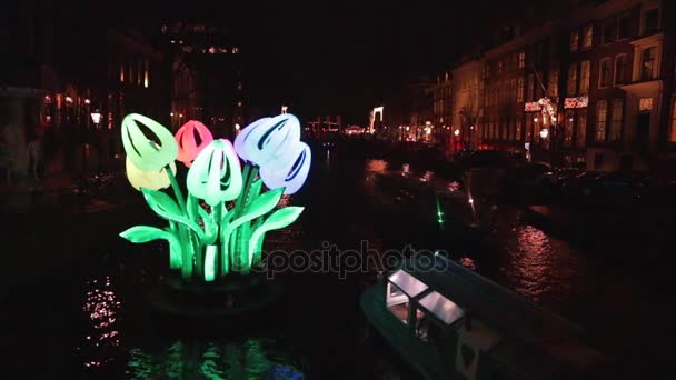 Amsterdam, Holandia - 12 stycznia 2017 roku: Lekkie instalacje na noc kanały Amsterdamu w ramach festiwalu światła. Wideo w zwolnionym tempie. 12 stycznia 2017 roku w Amsterdam - Holandia. — Wideo stockowe
