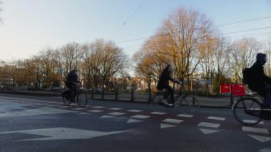 Amsterdam, Hollanda - 09 Ocak 2017: taşıma kalabalık saatte hareketli Amsterdam şehir yol. Ağır çekim Video. 09 Ocak 2017 yılında Amsterdam - Hollanda.